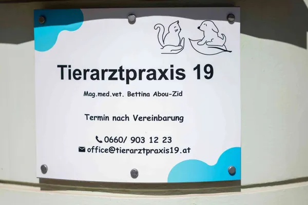 Praxisschild Tierarztpraxis 19 an der Wand mit Kontaktdaten